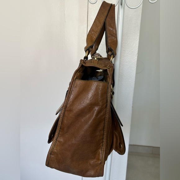 Chloé Bay leather tote bag in a distressed brown color - Picture 5 of 16
